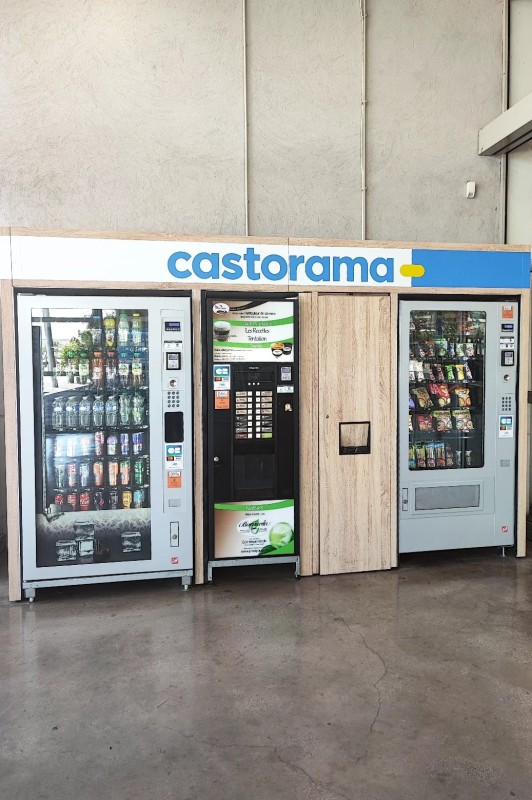 Distributeurs automatiques installés chez un client proche de Toulon en sortie caisse